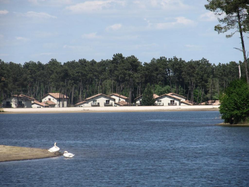 Residence Goelia Les Demeures Du Lac Кастельжалу Экстерьер фото